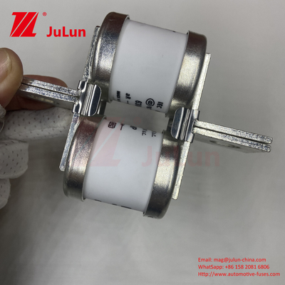 690V নামমাত্র ভোল্টেজ BUSSMANN 630MMT সিরামিক অটোমোটিভ ফিউজ সহ টুইন ফ্ল্যাট প্লেট বোল্ট ডিজাইন M6/M8 ইনস্টলেশনের জন্য