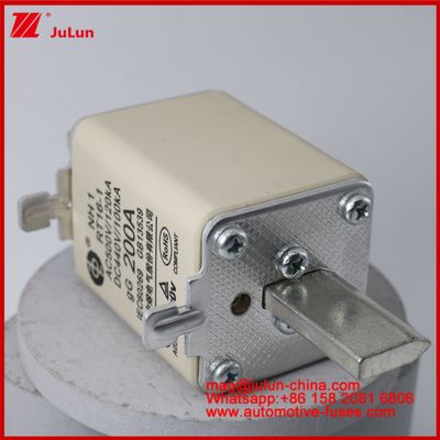 NH1 RT16-1 200A AC500V 120KA DC 440V 100KA অটোমোবাইল সিরামিক অটো ফিউজ ব্লেড মাউন্ট ইভি / এইচইভি যানবাহনের জন্য ছোট আকারের উচ্চ রেটযুক্ত বর্তমান শর্ট সার্কিট সুরক্ষা