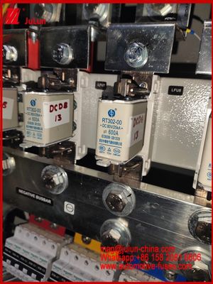 600A DC80V ব্লেড ফিউজ কারেমিক RT302-00 25KA GG EV / HEV যানবাহনের জন্য চমৎকার ডিসি পারফরম্যান্স